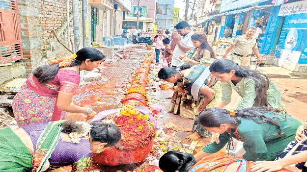  హుకుంపేటలో సిరిమానుకు పూజలు 