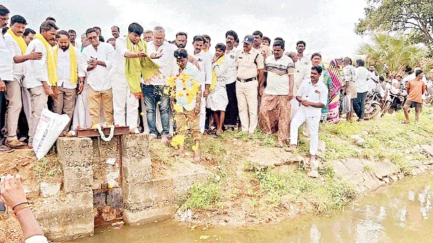 రైతులతో రాజకీయం చేయరాదు