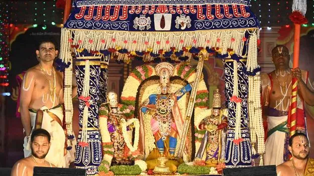  సింహ, ముత్యపుపందిరి వాహనాలపై మలయప్ప
