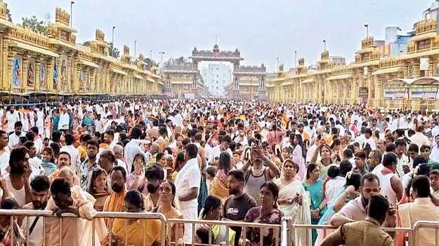 మంత్రాలయానికి పోటెత్తిన భక్తులు 