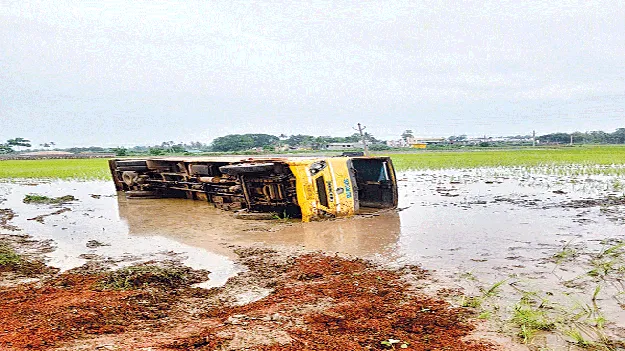 School bus overturns in Tunivada తునివాడలో స్కూల్‌ బస్సు బోల్తా