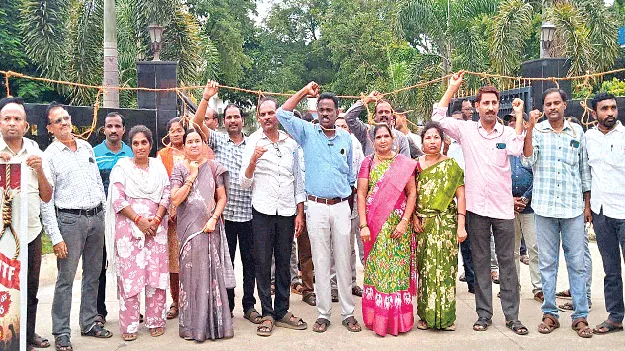 ఉరితాళ్లతో టీచర్ల వినూత్న నిరసన