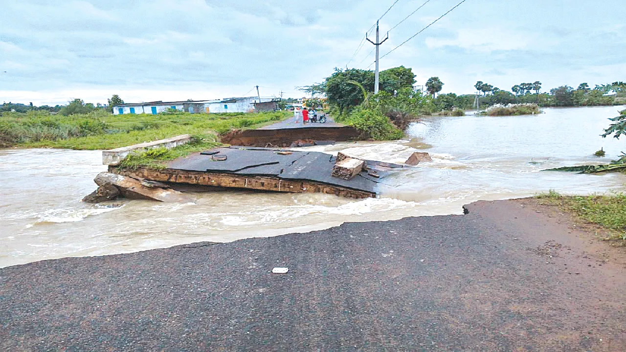 తుఫాన్‌తో అపార నష్టం