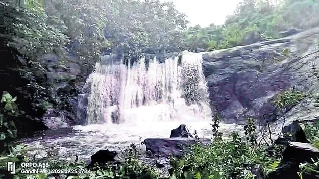గాదిగుమ్మి జలపాతం ఉరకలు 