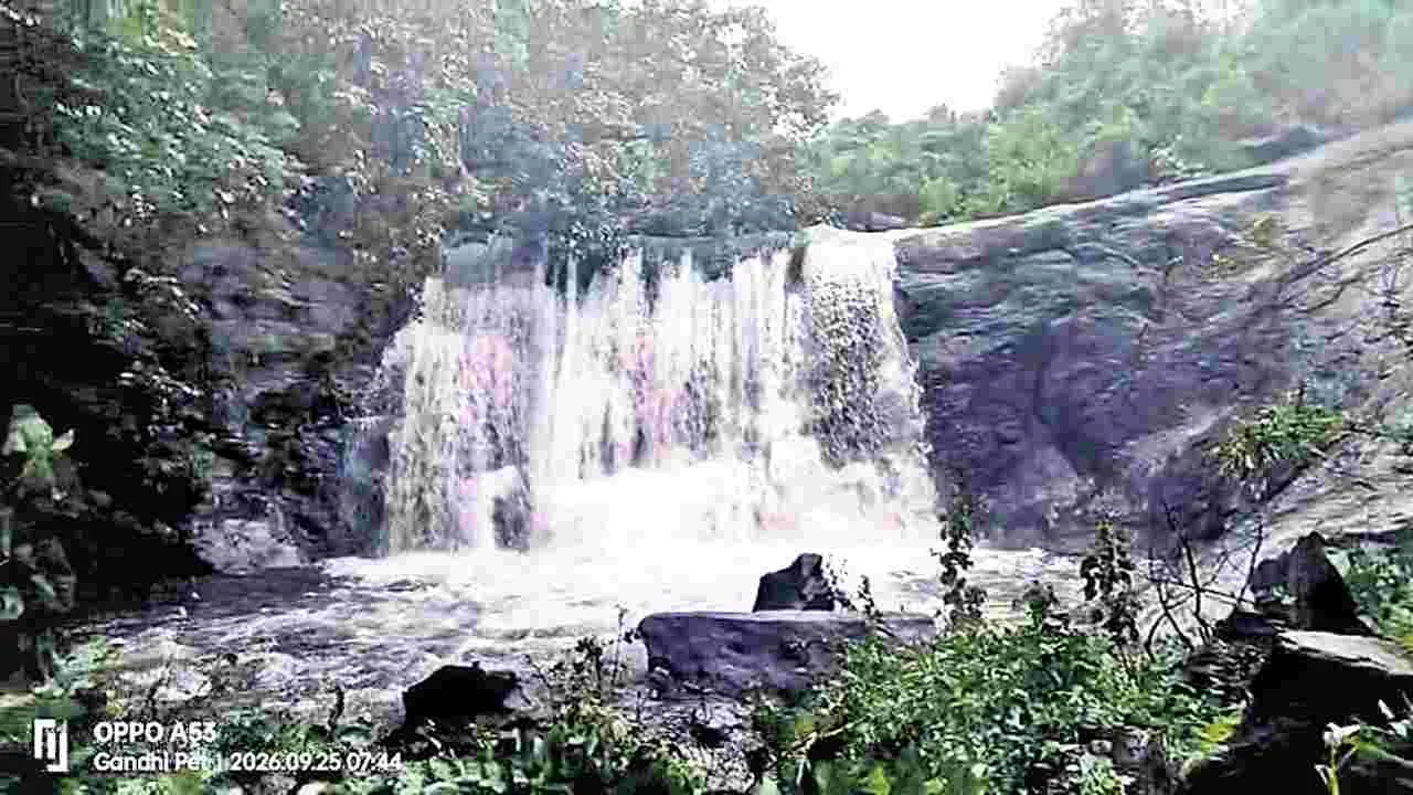 గాదిగుమ్మి జలపాతం ఉరకలు
