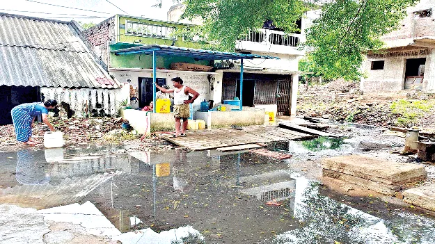 మురుగు నీటి చెంతన పైపులైన్లు