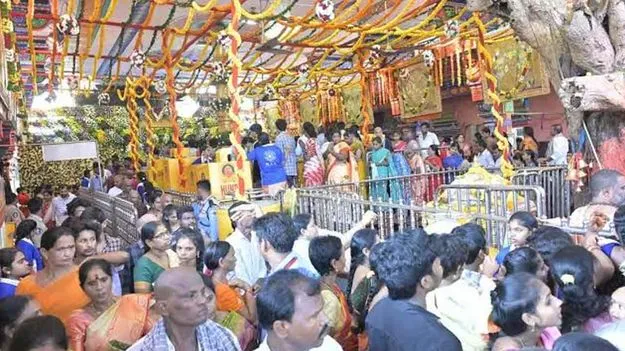 ఇంద్రకీలాద్రి కిటకిట