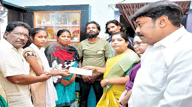 ప్రహరీ కూలిన ఘటనలో మృతి చెందిన..   విద్యార్థి కుటుంబానికి రూ.5 లక్షలు