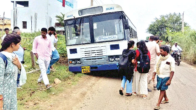  గోతిలోకి ఒరిగిన ఆర్టీసీ బస్సు 