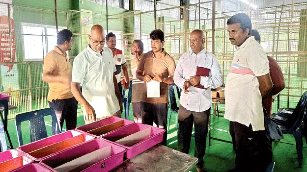 కౌంటింగ్‌ కేంద్రం వద్ద చురుగ్గా ఏర్పాట్లు