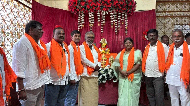 వాల్మీకిని ఆదర్శంగా తీసుకోవాలి