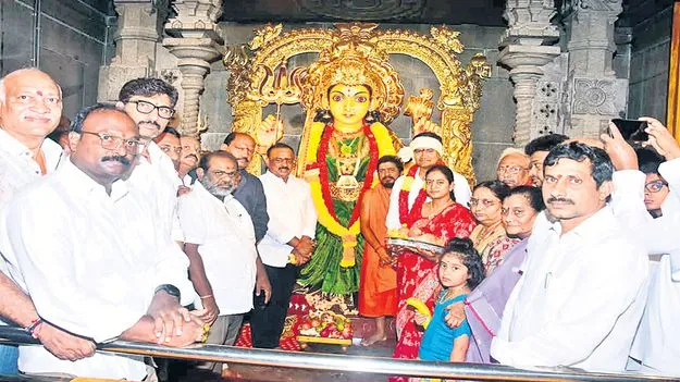 నూకాంబిక సన్నిధిలో మంత్రి కొండపల్లి శ్రీనివాస్‌