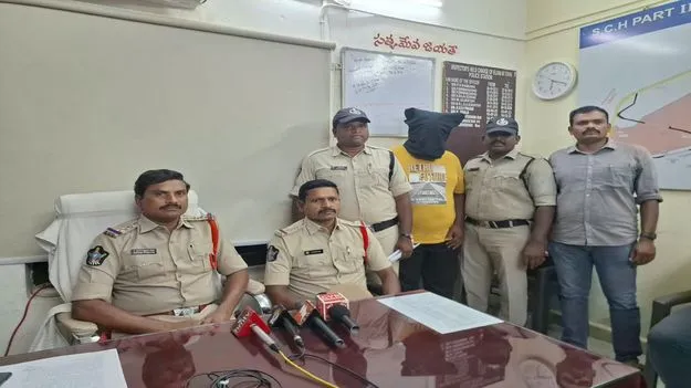 తల్లి పేరుపై రుణాలు తీసుకుని.. ఆపై హత్య