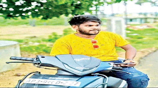దారి తప్పి.. డివైడర్‌ను ఢీకొని 
