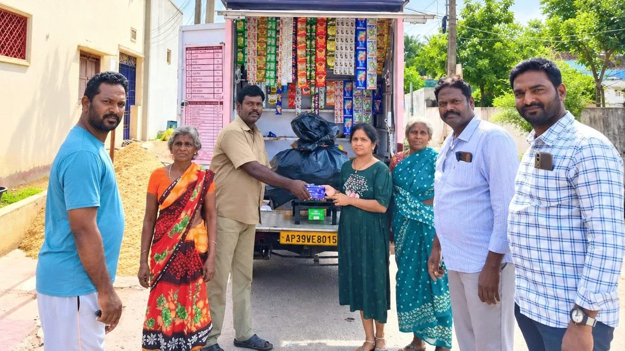 స్వచ్ఛ రఽథాలతో 5.5లక్షల కిలోల పొడి చెత్త సేకరణ