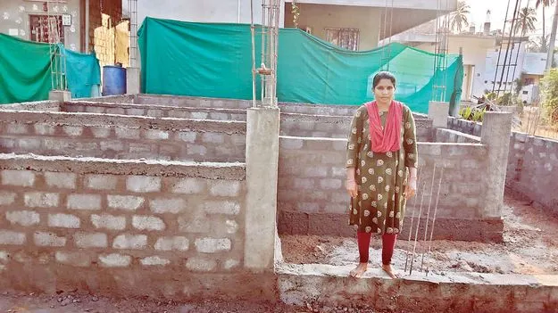  పేదల స్థలాలు.. చిత్ర విచిత్రాలు..!