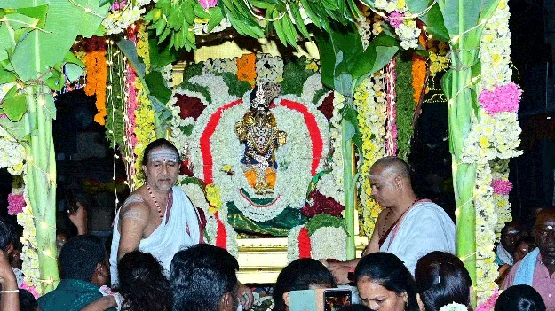 విమానంపై విఘ్ననాథుడి విహరం