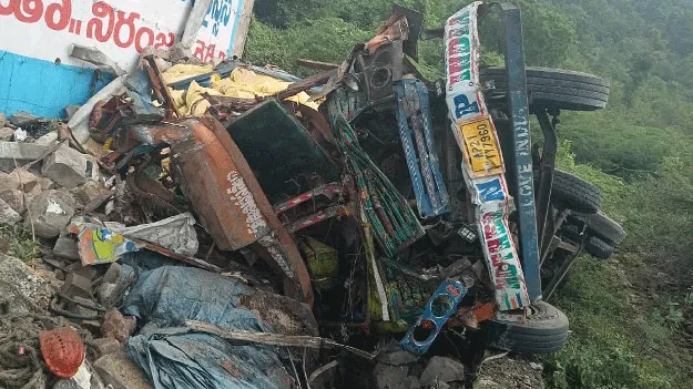 లోయలోకి దూసుకెళ్లిన లారీ