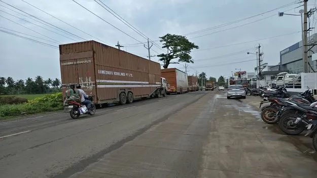 పార్కింగ్‌.. పాట్లు