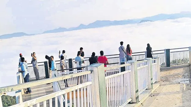 పర్యాటకుల సందడి