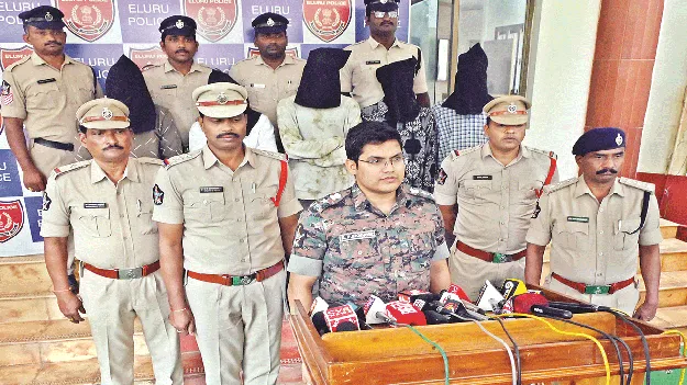  జైలులో కలిశారు.. ముఠాగా ఏర్పడ్డారు  