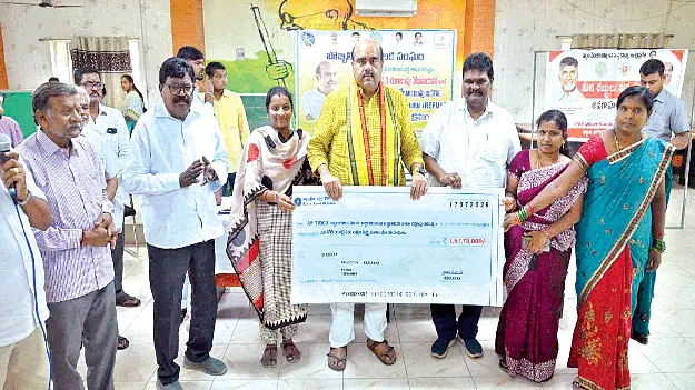చెక్కులతో సరిపెట్టేశారు!