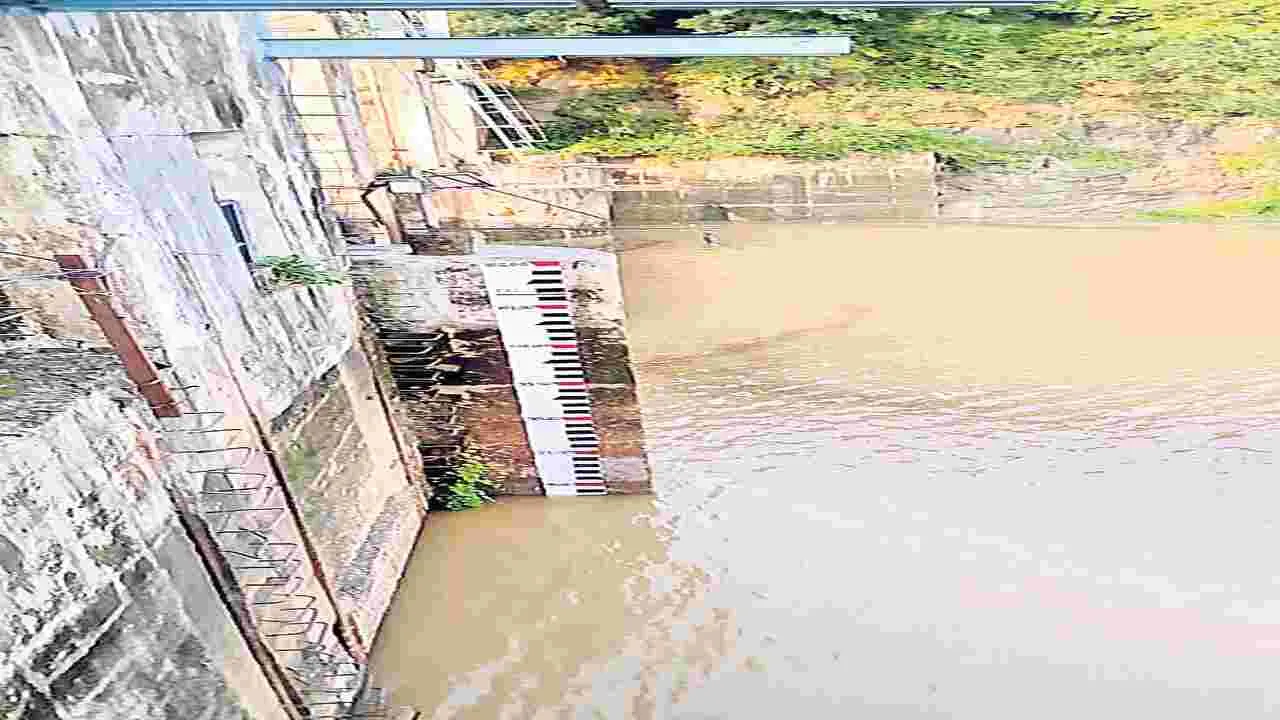 రిజర్వాయర్లకు కొనసాగుతున్న వరద