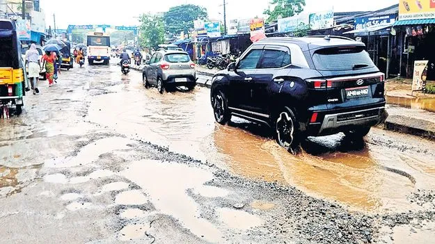 వర్షం పోయింది.. గోతులు పెరిగాయి