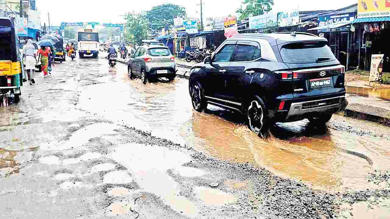 వర్షం పోయింది.. గోతులు పెరిగాయి