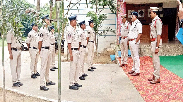 స్థానిక  సంస్థల ఎన్నికలపై దృష్టి సారించాలి