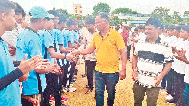 క్రికెట్‌లో క్రీడా కారులు రాణించాలి 
