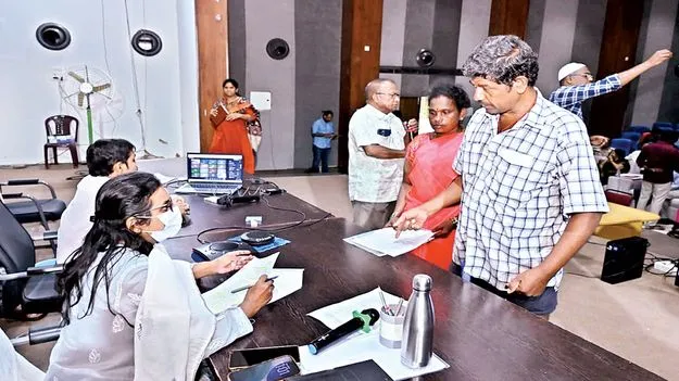 అర్జీల పరిష్కారంలో నిర్లక్ష్యం వద్దు