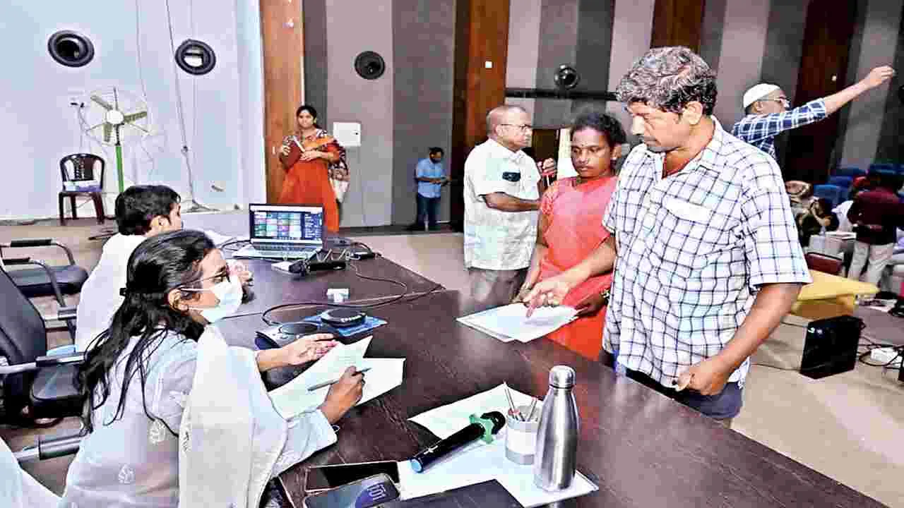 అర్జీల పరిష్కారంలో నిర్లక్ష్యం వద్దు