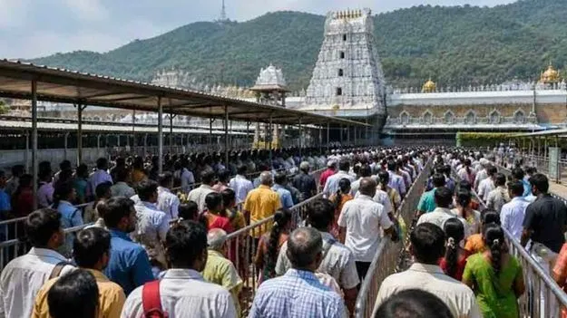 తిరుమలలో కొనసాగుతున్న భక్తుల రద్దీ