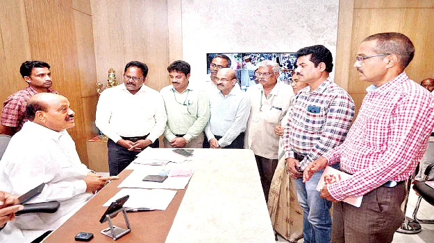 ముంపు పొలాలను పరిశీలించండి