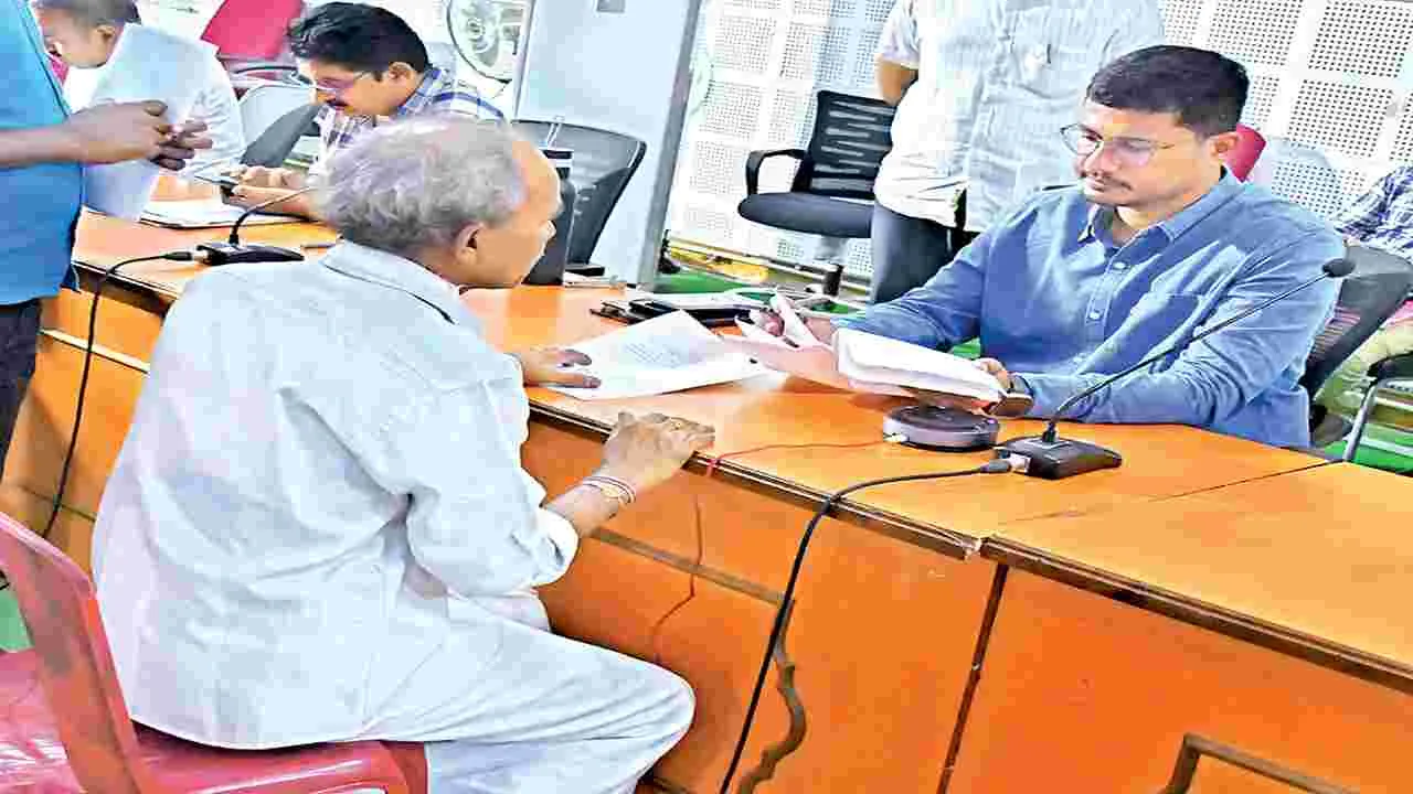 అర్జీల పరిష్కారంలో జాప్యం వద్దు