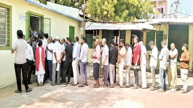 సన్నబియ్యం కోసం క్యూ 