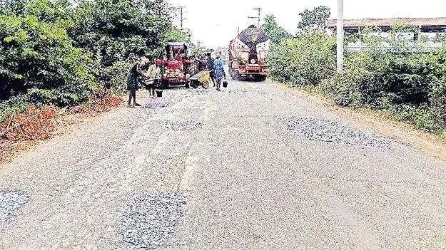 గతుకులు..అతుకులు