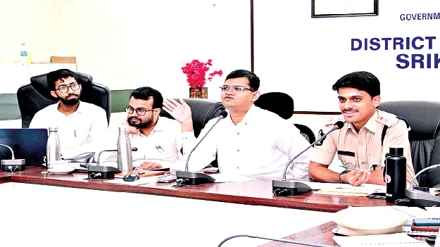 హైవేపై అనుమతుల్లేని వ్యాపారాలకు వీల్లేదు