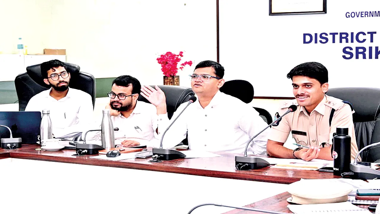 హైవేపై అనుమతుల్లేని వ్యాపారాలకు వీల్లేదు