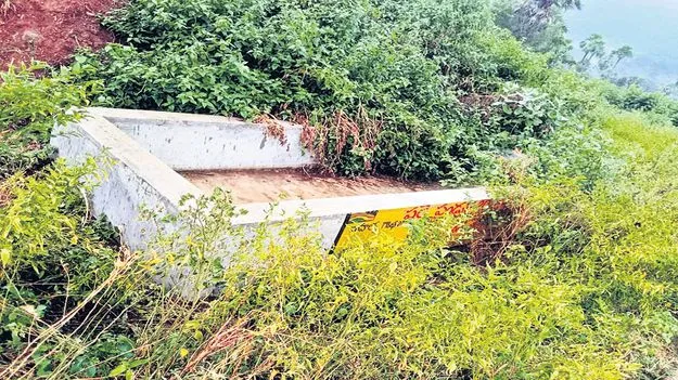 నిరుపయోగంగా నీళ్ల కుండీలు