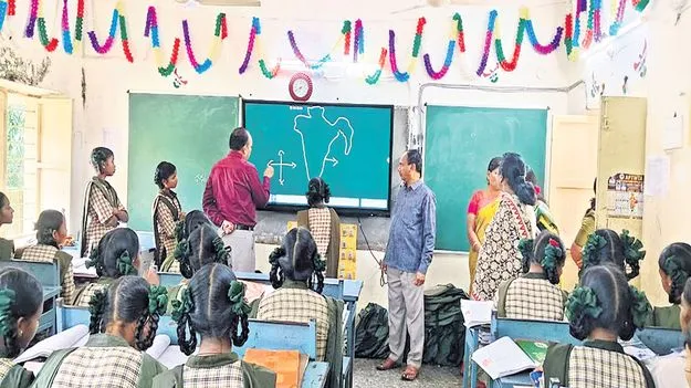 టీచర్‌గా డీఈవో