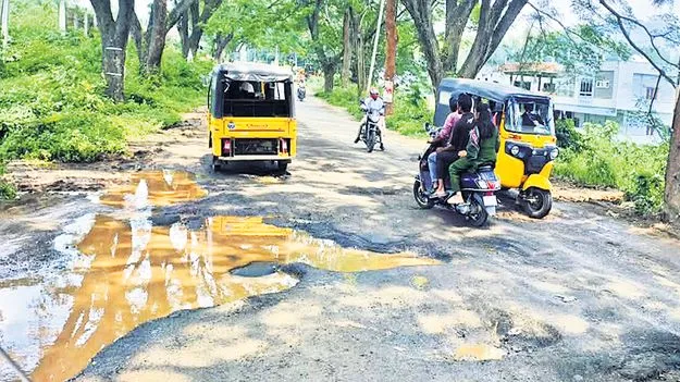 అధ్వాన రోడ్లతో అవస్థలు
