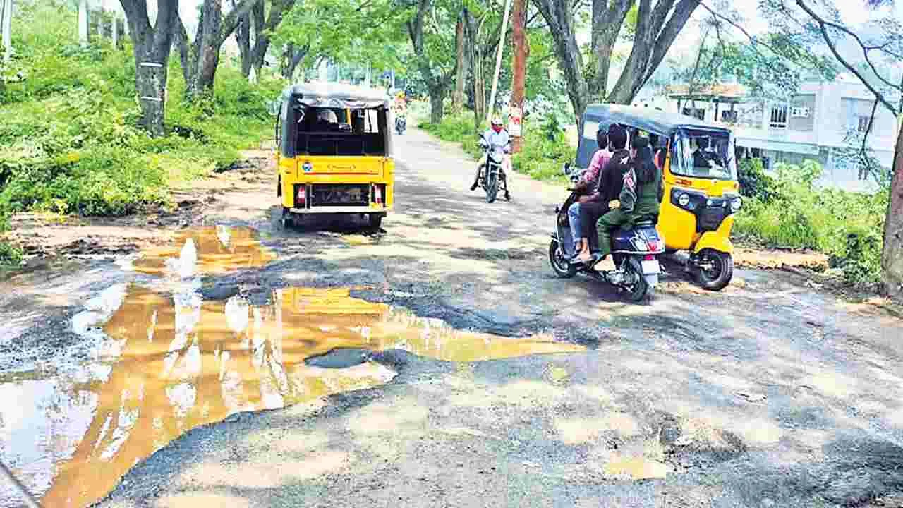 అధ్వాన రోడ్లతో అవస్థలు అధ్వాన రోడ్లతో అవస్థలు