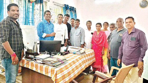 క్యూఆర్‌ కోడ్‌ విధానం నిలిపివేయాలి
