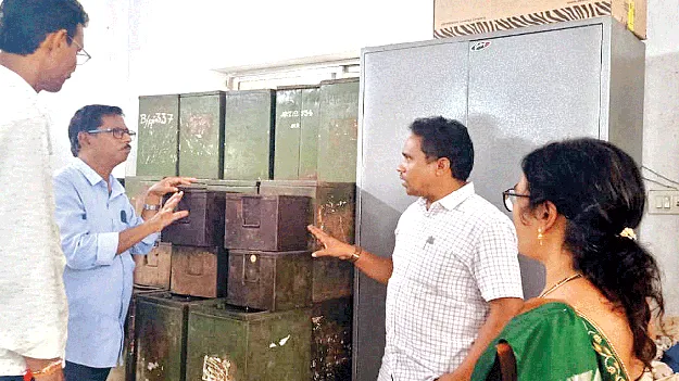 బ్యాలెట్‌ బాక్సుల పరిశీలన