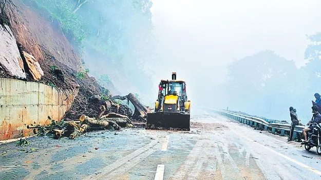 రేయింబవళ్లు సహాయక చర్యలు