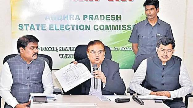 అవరోధాలు ఎదురైతే ఎన్నికల అధికారికి చెప్పండి