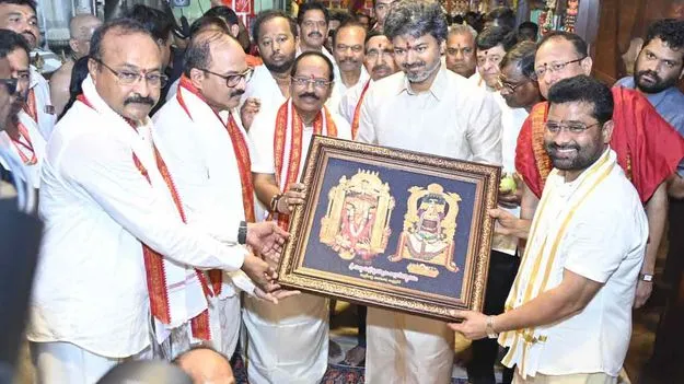 కనకదుర్గమ్మ సన్నిధిలో విజయ్‌