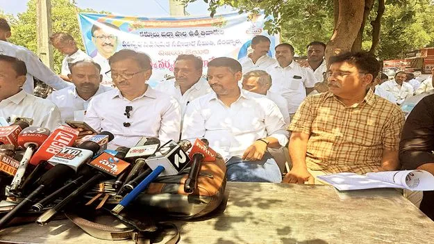 విజయ డెయిరీ వద్ద హైటెన్షన్‌ 